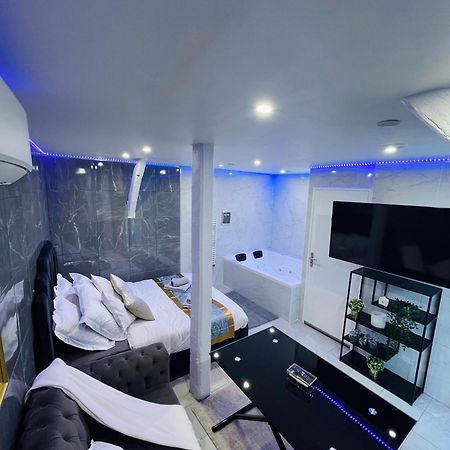 Room & Jacuzzi - Stade De France Сен-Дені Екстер'єр фото