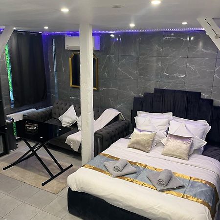 Room & Jacuzzi - Stade De France Сен-Дені Екстер'єр фото