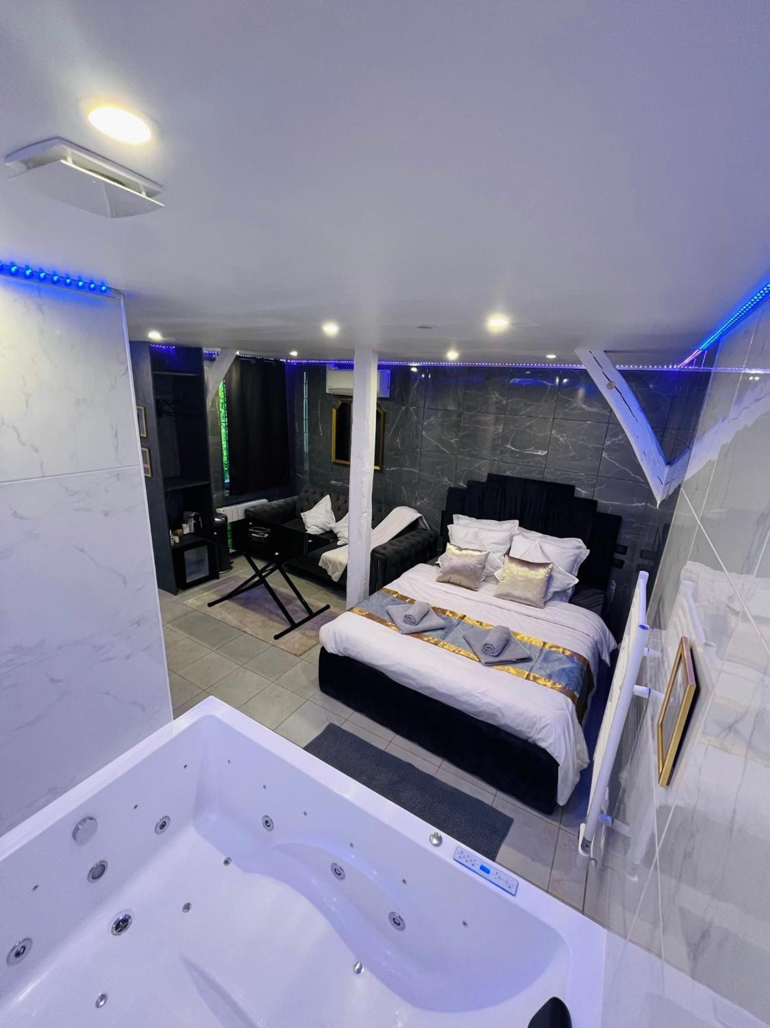 Room & Jacuzzi - Stade De France Сен-Дені Екстер'єр фото