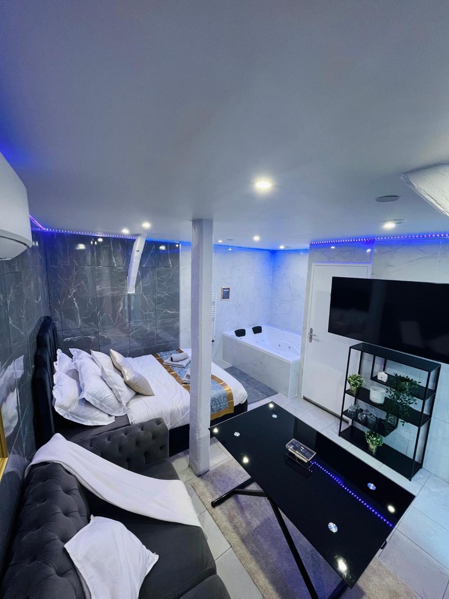 Room & Jacuzzi - Stade De France Сен-Дені Екстер'єр фото