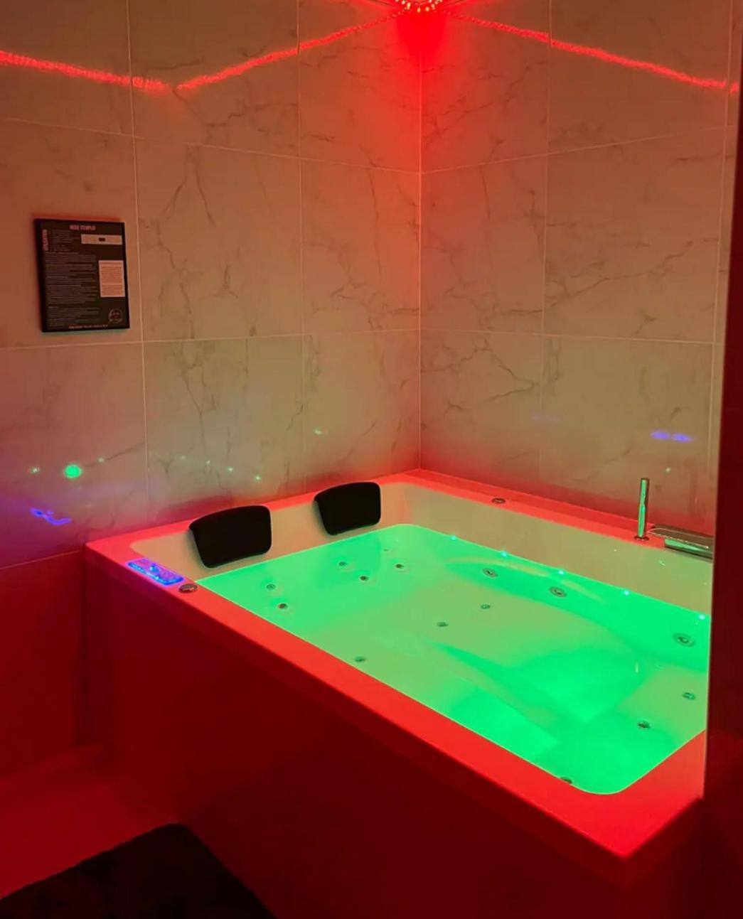 Room & Jacuzzi - Stade De France Сен-Дені Екстер'єр фото