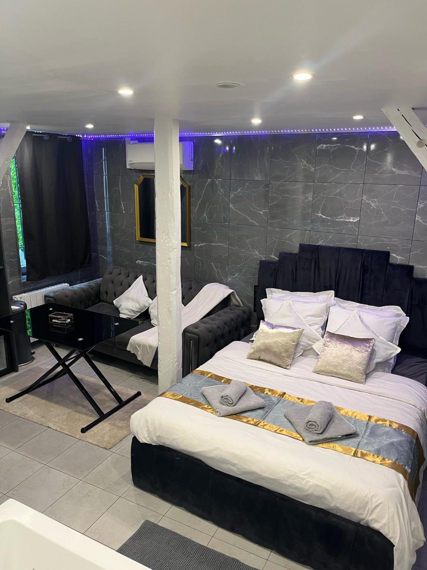 Room & Jacuzzi - Stade De France Сен-Дені Екстер'єр фото